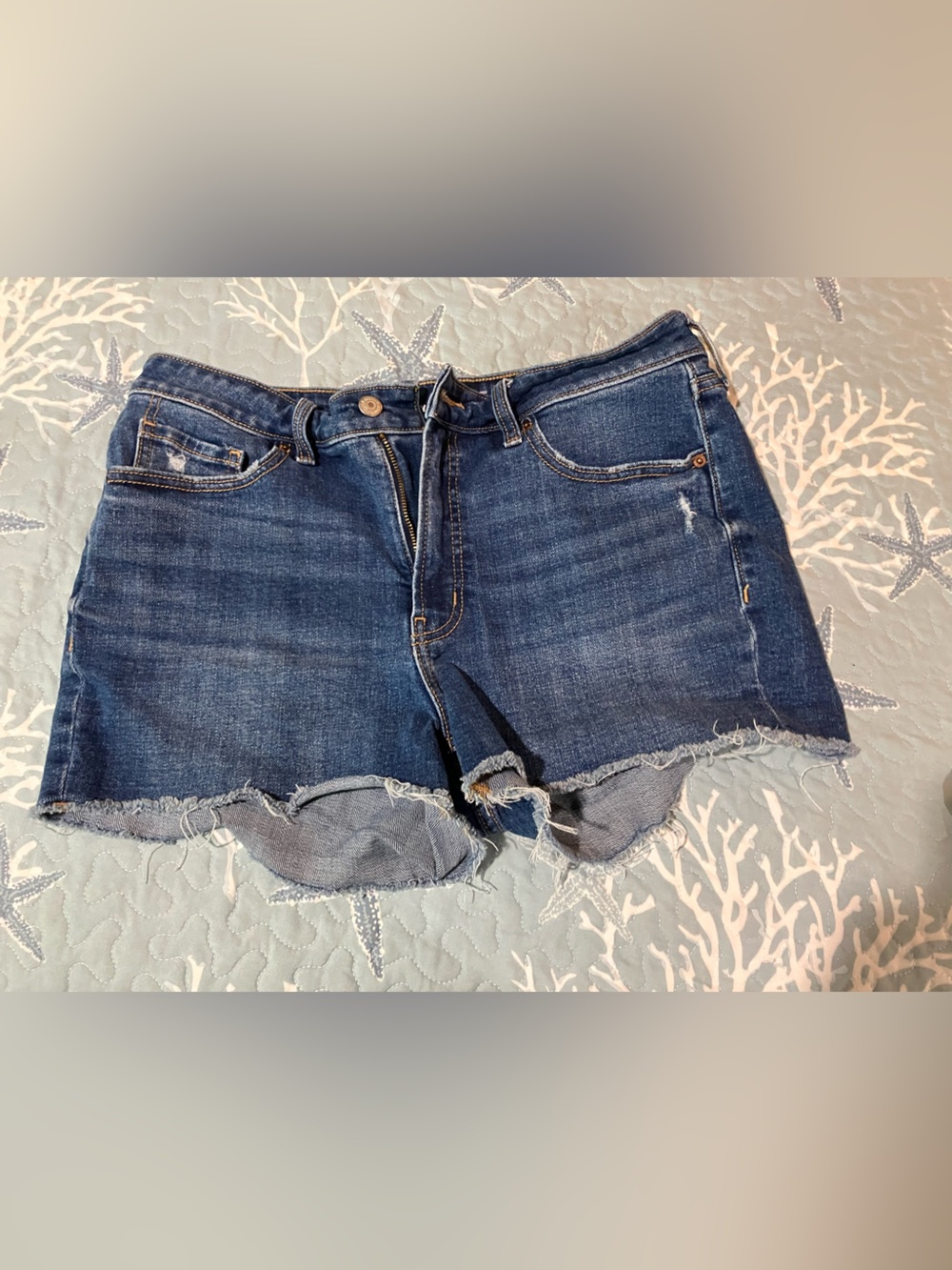 Old Navy woman size 12 cut off jean shorts